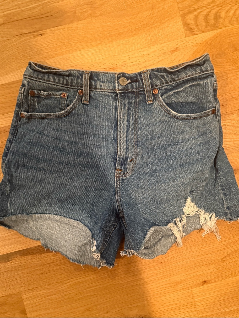 Abercrombie & Fitch The 4” Mom Short High-Rise Distressed Denim